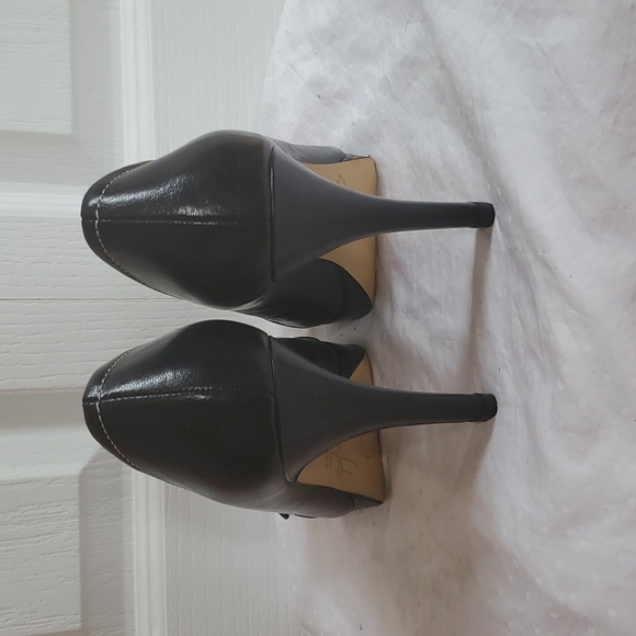 Black Leather Open-Toed Pumps - Picture 4 of 7